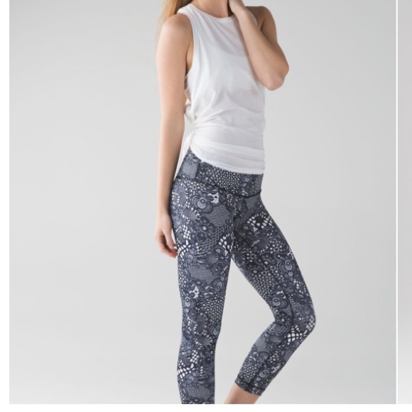 LULULEMON Pretty Lace Black White WUNDER UNDER Lattice Floral Crop Leggings Sz 6 - Picture 9 of 15